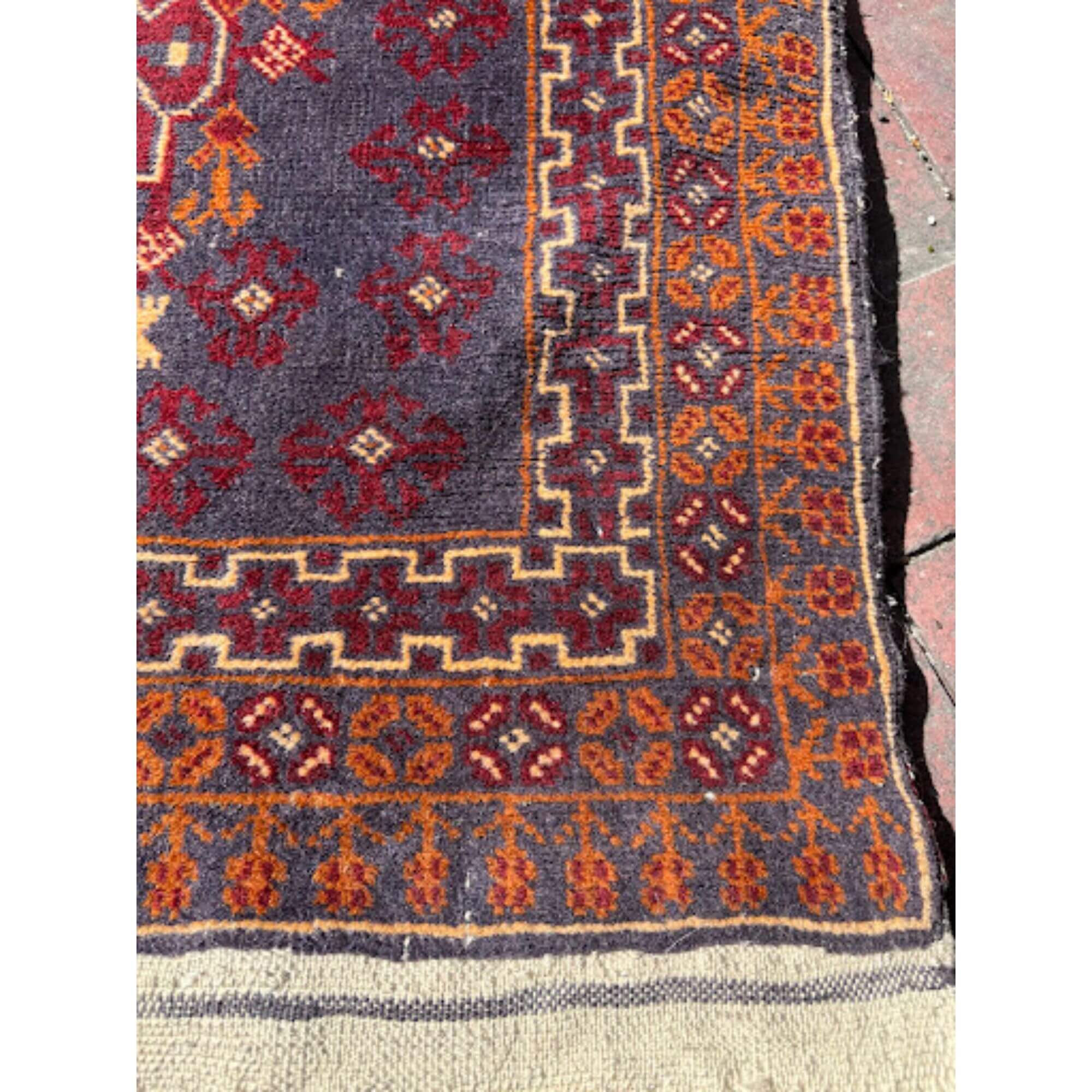 Gorgeous Vintage Wool Rug Runner Measures 2.5' x 9.5' - Image 4